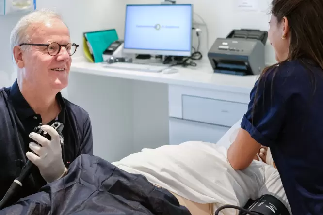 Dr. med. Völker während einer Darmspiegelung mit Assistentin, Gastroenterologie im Josephinum