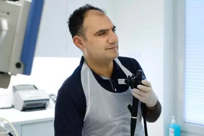 Dr. med. Ahmadi zusammen mit einer Assistentin während einer Darmspigelung